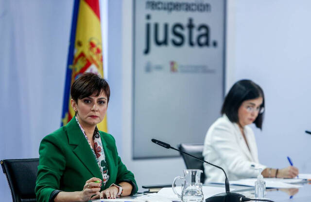 La ministra de Política Territorial y portavoz del Gobierno, Isabel Rodríguez  y la ministra de Sanidad, Carolina Darias. 