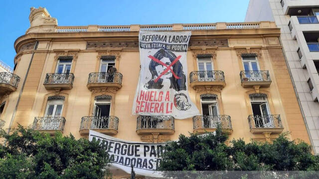 Pancarta contra Yolanda Díaz desplegada en el centro de Valencia por Frente Obrero