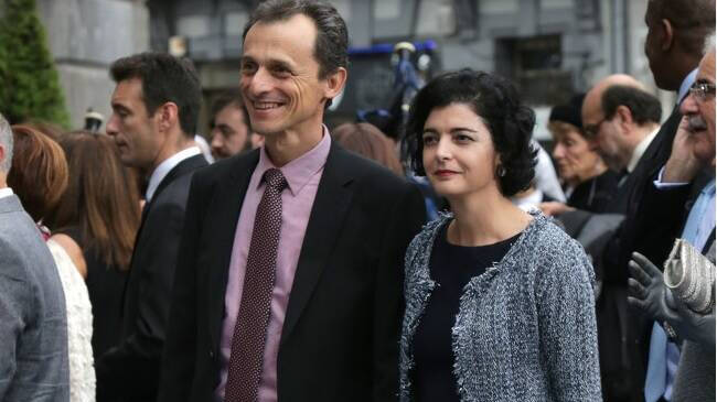 El astronauta y exministro de Ciencia del Gobierno de España, Pedro Duque, con su esposa Consuelo Femenía, que ha sido nombrada embajadora de los Países Bajos.
