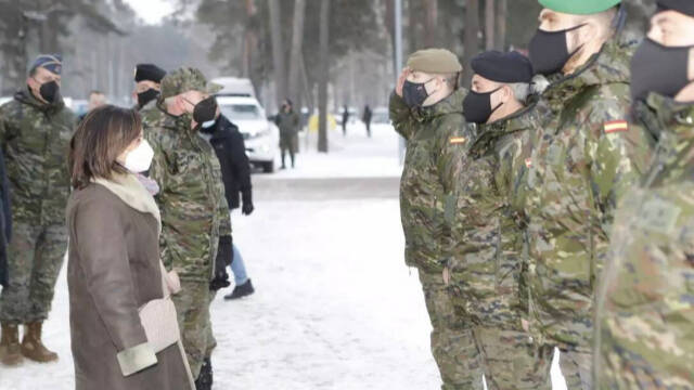 La ministra de Defensa, Margarita Robles, en su visita a los militares españoles desplegados en Letonia