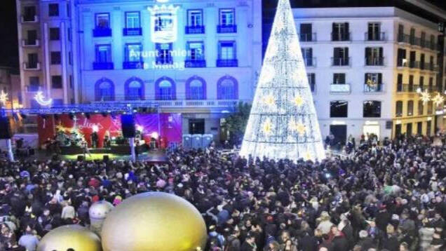 Imagen de la Nochevieja en la plaza de la Constitución en Málaga, antes de la pandemia.
