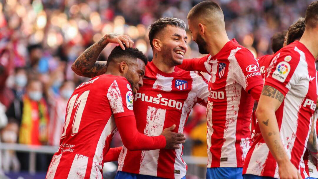 Los jugadores del Atlético de Madrid celebran el primer gol de Correa