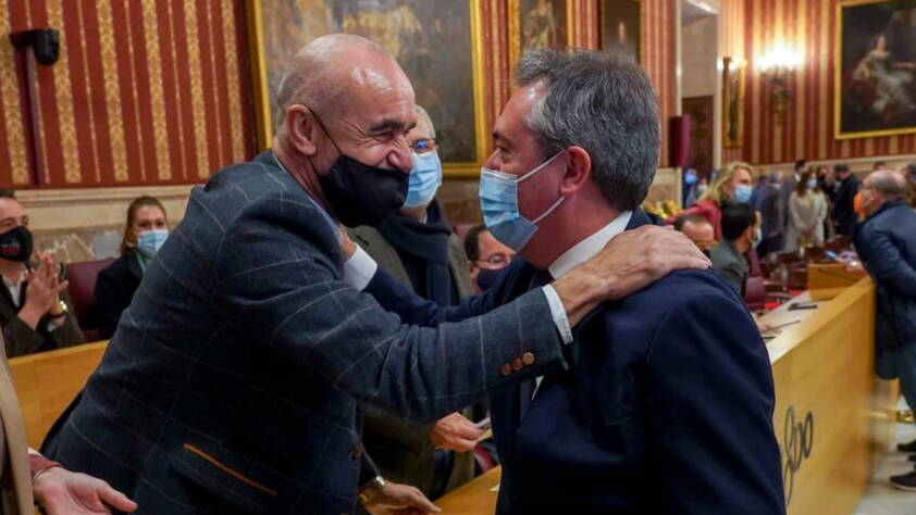 El nuevo alcalde de Sevilla, Antonio Muñoz, junto al senador y secretario del PSOE-A, Juan Espadas.