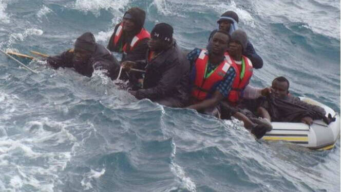 Imagen del rescate de varias personas mientras la  patera en la que navegaban se hunde en el Estrecho de Gibraltar.