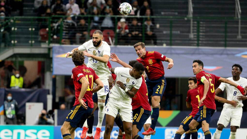 Azpilicueta pelea un balón aéreo durante un partido con la selección española