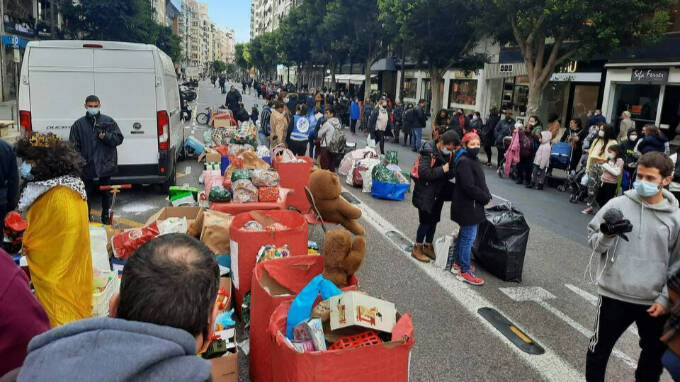 Entrega de juguetes en la calle Colón de Valencia