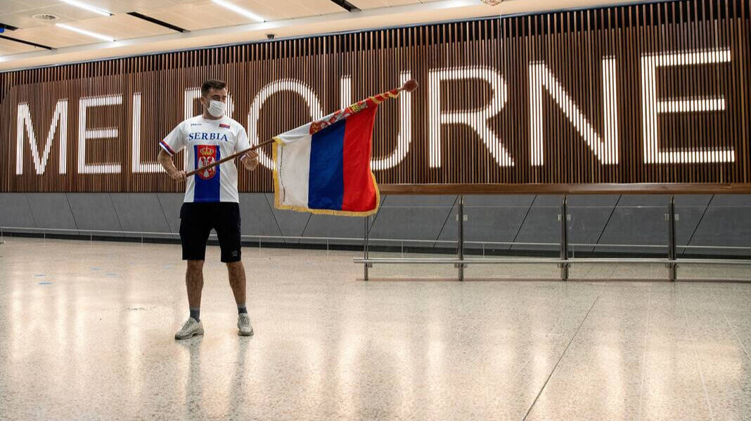 Un compatriota de Djokovic, reclamando su libertad en el aeropuerto de Melbourne. 