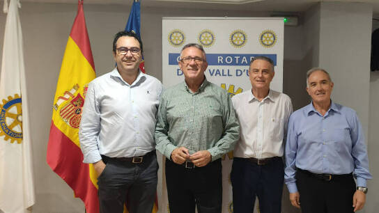 Vicent Aparici (camisa verde) junto a miembros de la nueva junta directiva de Club Rotary de La Vall d'Uixó