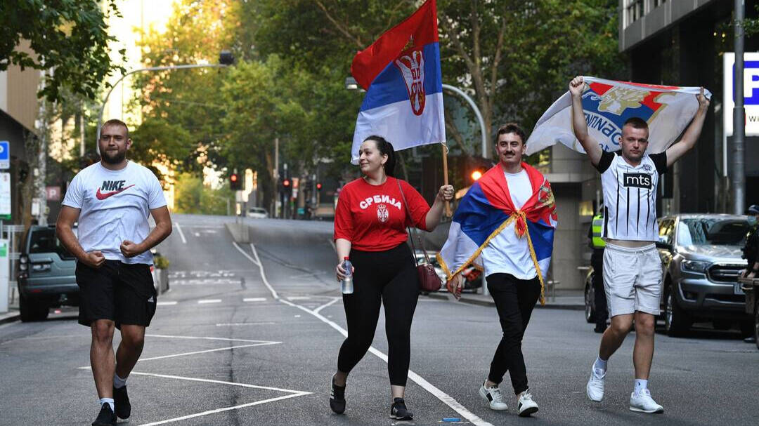 Aficionados serbios apoyando a Djokovic en las calles de Melbourne.