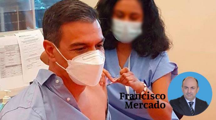 Pedro Sánchez, recibiendo la tercera vacuna el pasado viernes.