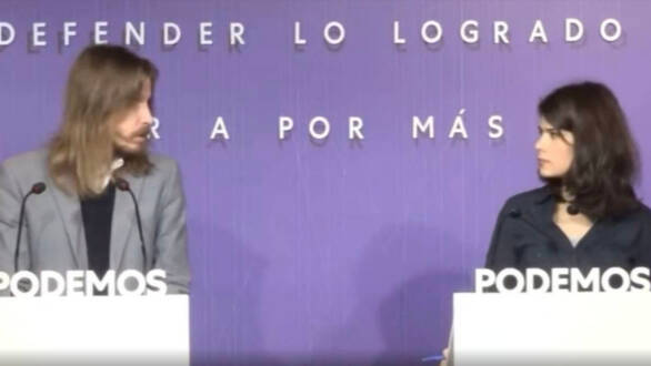 El candidato de Podemos en Castilla y León e Isa Serra se miran sin saber qué decir tras la pregunta