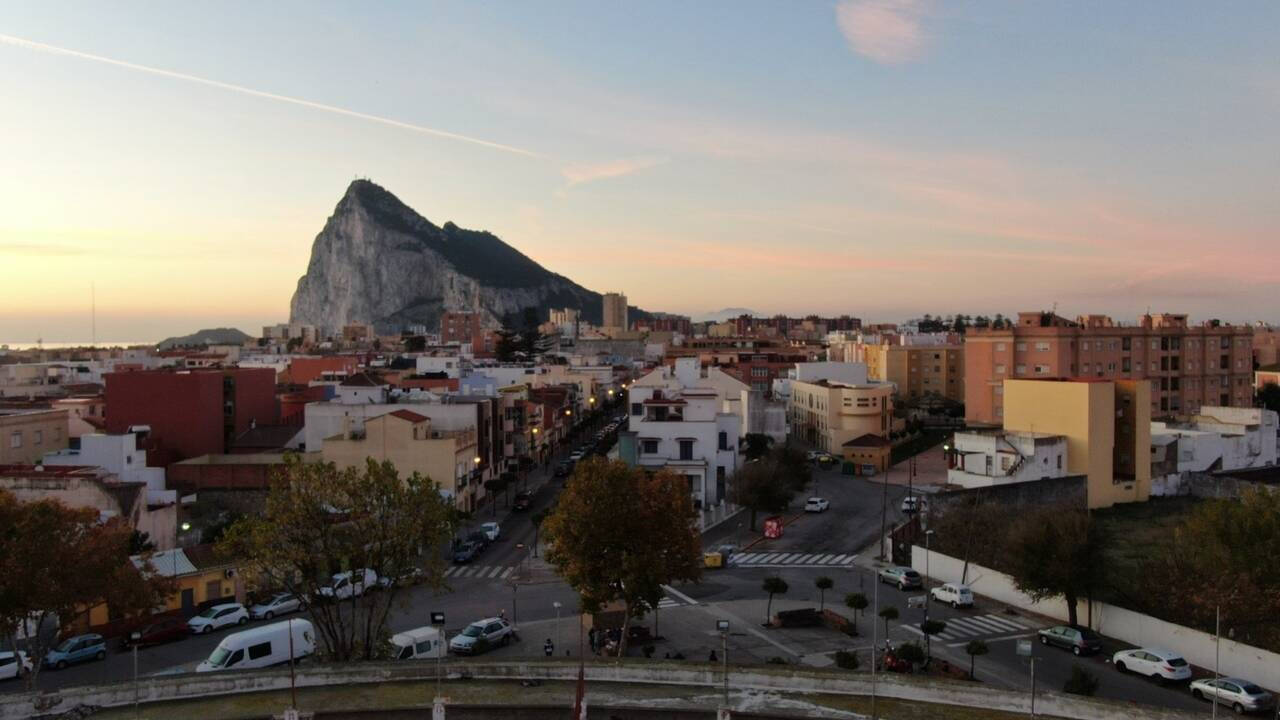 Imagen de la localidad de La línea de la Concepción (Cádiz), con el Peñón de Gibraltar de fondo.