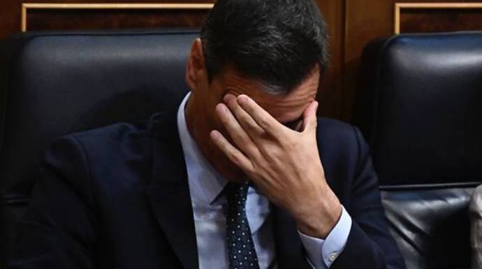Sánchez, en un gesto reflexivo en su escaño de presidente del Gobierno en el Congreso.