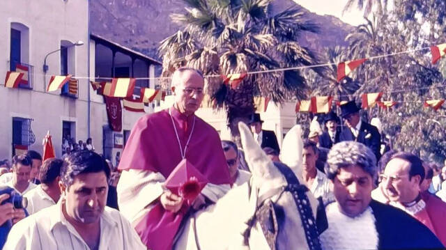Monseñor Francisco Álvarez Martínez durante su entrada en mula blanca en Orihuela en 1989 / Fotos: Pedro Gómez Barber