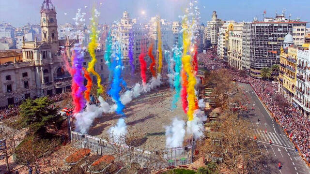 Imagen de una mascletà en las Fallas de Valencia, donde el ruido es protagonista