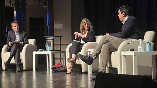 Yolanda Díaz en su acto con Thomas Piketty que le ha amargado Frente Obrero