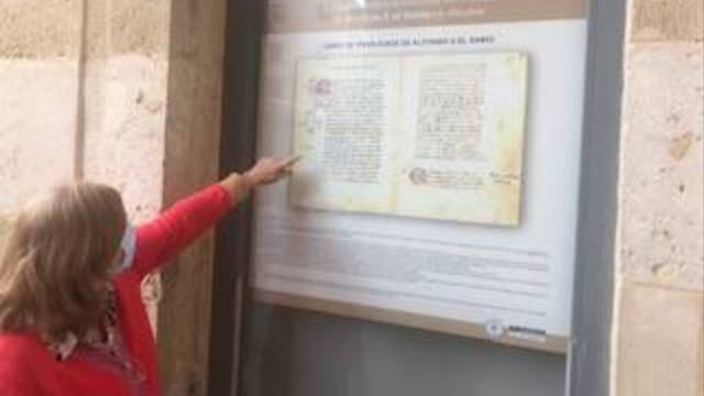La exposición sobre la influencia de Alfonso X en la ciudad se puede ver en los grandes ventanales del edificio