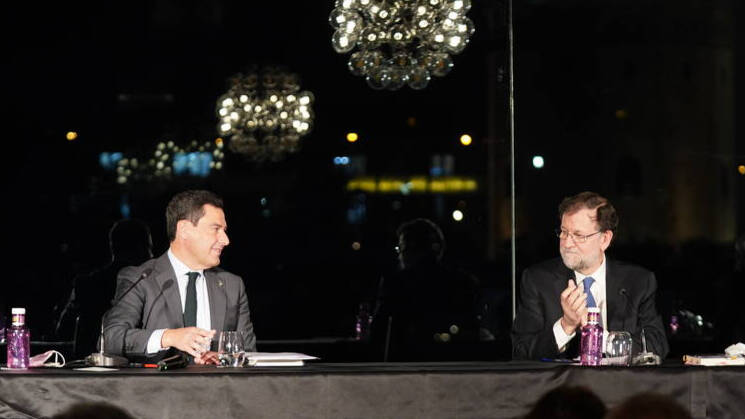 El expresidente del Gobierno de la Nación, Mariano Rajoy, con el presidente de la Junta de Andalucía y del PP-A, Juanma Moreno, durante la presentación del libro en Sevilla.