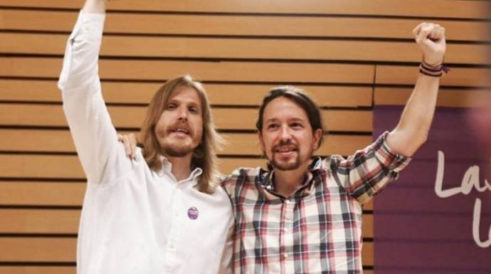 Pablo Iglesias en un acto de Podemos junto con el candidato a las elecciones del 13-F, Pablo Fernández.