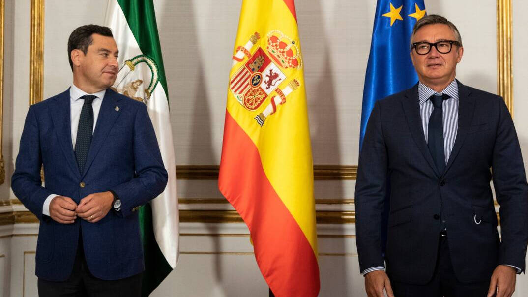 El presidente de la Junta de Andalucía, Juanma Moreno, junto al portavoz de Vox, Manuel Gavira.