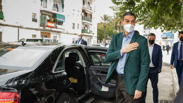 Sánchez en Elche junto a su coche oficial