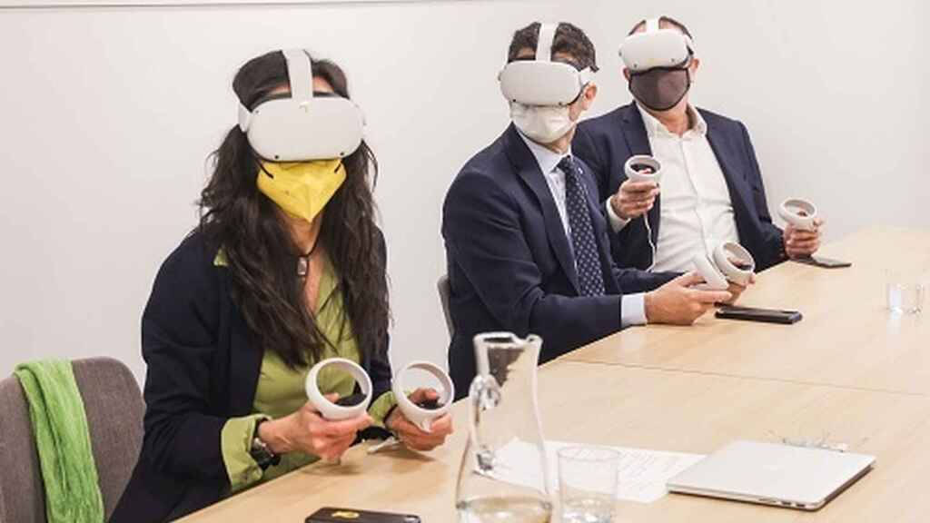 Jordi Puigneró utilizando gafas de Realidad Virtual