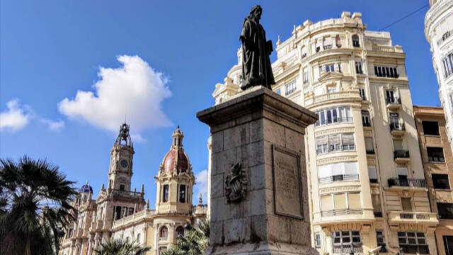 Estatua de Francesc de Vinatea que preside la Plaza del Ayuntamiento de Valencia