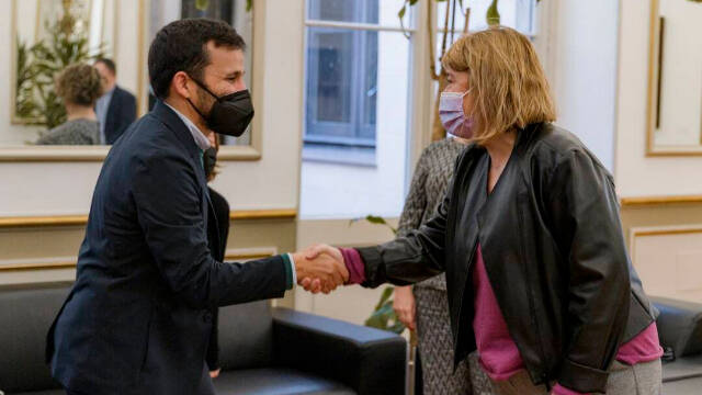 Vicent Marzà con la consellera de Educación de Cataluña con la que ha compartido mesa redonda por el catalán