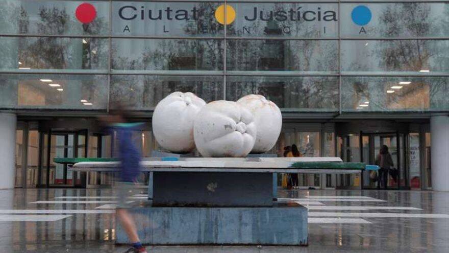 La escultura 'Las tres gracias', donada por José Luis Rueda al IVAM, presidía la entrada de la Ciudad de la Justicia de Valencia hasta su retirada en octubre, justo antes del juicio.