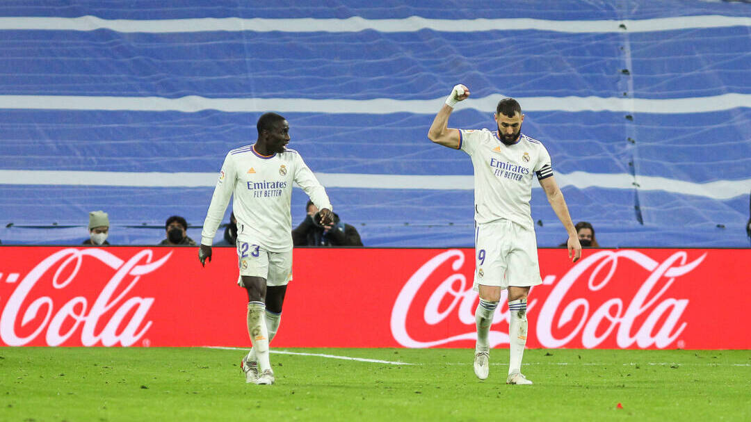 Benzema celebra un gol junto a Mendy