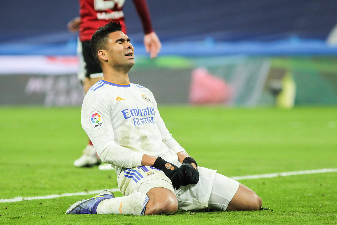 Casemiro se lamenta durante un partido con el Real Madrid.