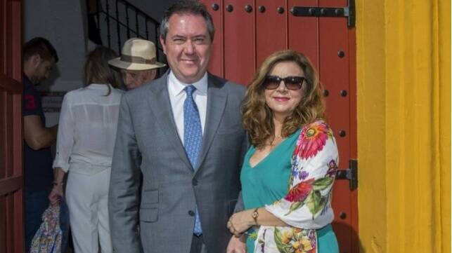 El secretario del PSOE-A y exalcalde de Sevilla, Juan Espadas, junto a su mujer, Carmen Ibanco.