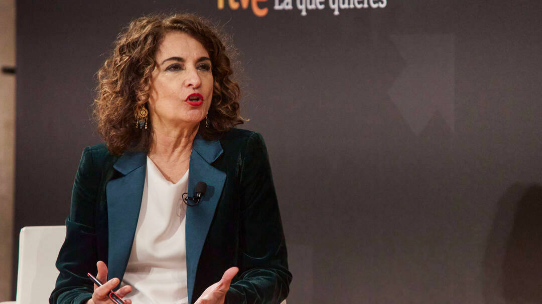 La ministra de Hacienda, María Jesús Montero, durante la entrevista en el programa 'Fuera de plató' de RTVE.