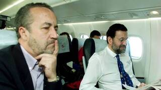 Aznar y Rajoy arropan a Villalobos y despiden emocionados al fallecido Arriola: 