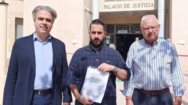 El portavoz de Vox en Alicante, Mario Ortolá, mostrando el documento de la denuncia