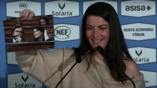 Olona, con una foto de recuerdo de su etapa en el Congreso, toma rumbo a Andalucía