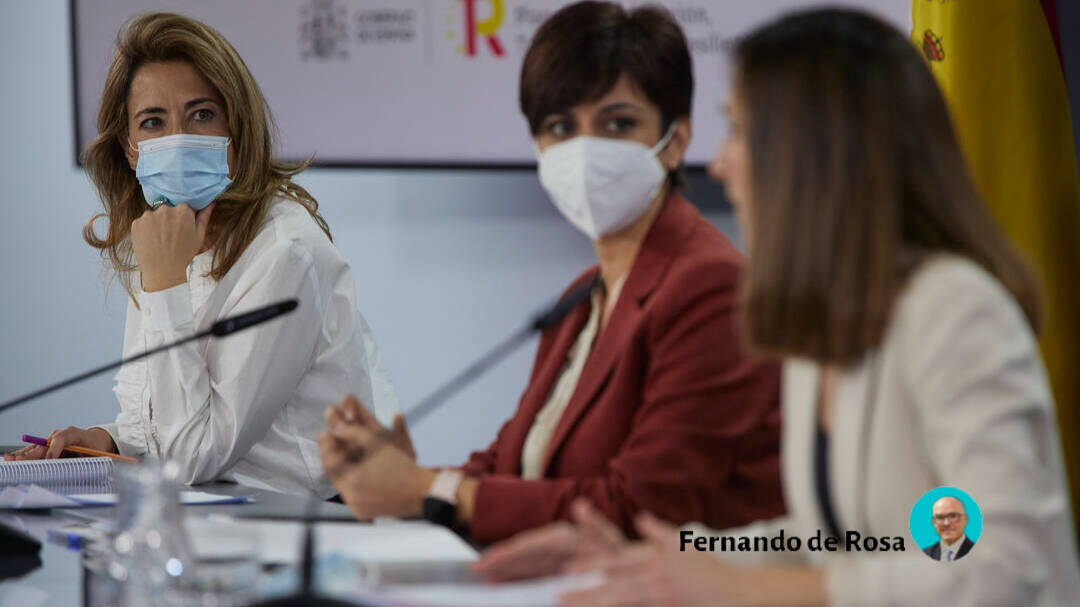 La ministra de Transportes, Raquel Sánchez; la ministra Portavoz, Isabel Rodríguez; y la ministra de Derechos Sociales, Ione Belarra