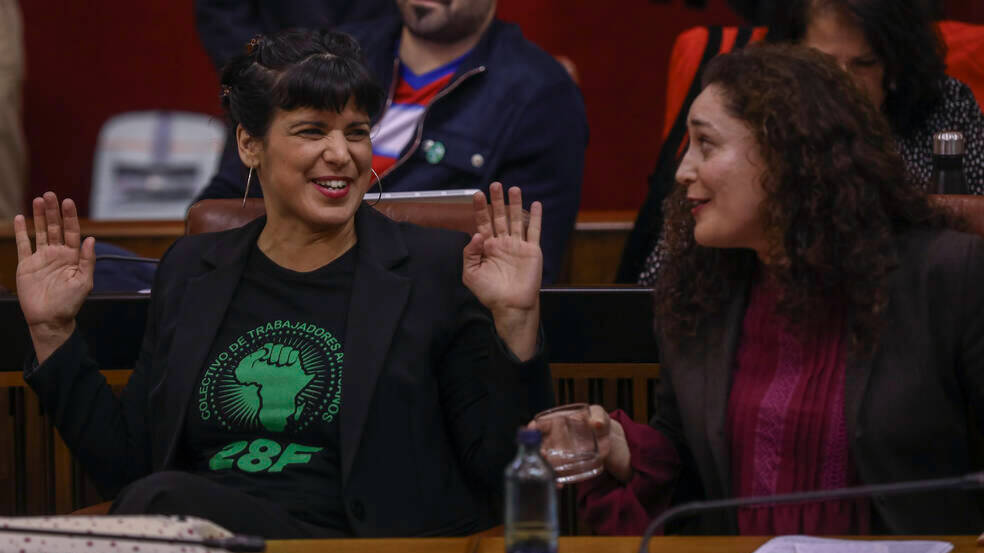 La diputada no adscrita y líder de Adelante Andalucía, Teresa Rodríguez, junto a la portavoz de Unidas Podemos, Inmaculada Nieto, en el Parlamento, cuando representaban a las mismas siglas.