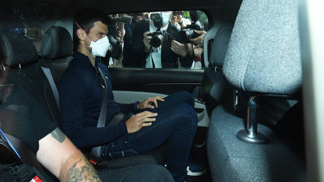 Novak Djokovic, en un coche camino del aeropuerto de Melbourne tras ser expulsado de Australia. 
