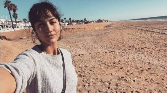 La actriz protagonista, Megan Montaner, comparte un selfi desde Huelva en su perfil de Instagram.