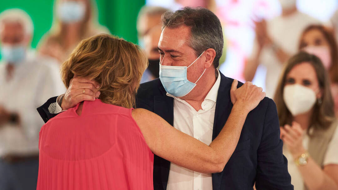 El secretario general del PSOE-A, Juan Espadas, abraza a su antecesora, la expresidenta de la Junta de Andalucía,  Susana Díaz.