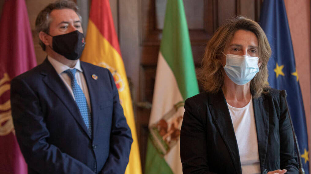 El secretario del PSOE-A, Juan Espadas, con la ministra de Transición Ecológica, Teresa Ribera.