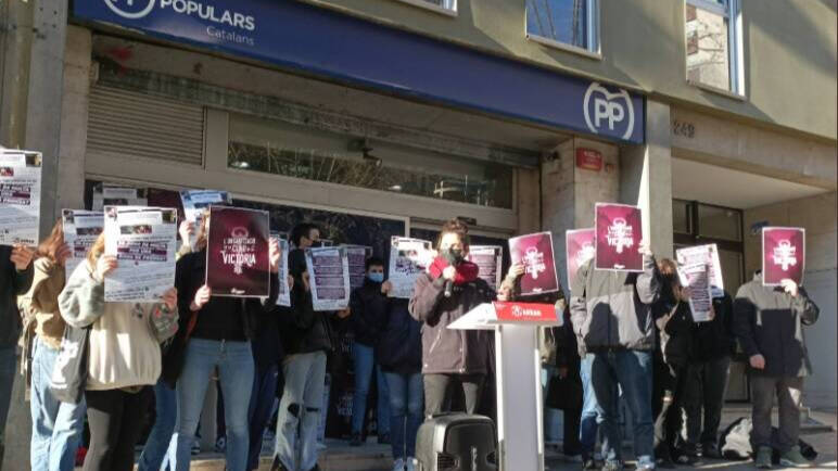 Los miembros de Arran, han empapelado la sede del PP catalán, en un nuevo ataque del movimiento independentistas.