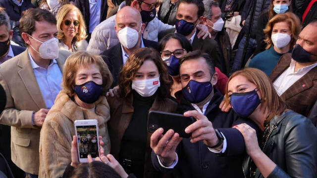 Ayuso se hace una foto con militantes del PP en Valladolid
