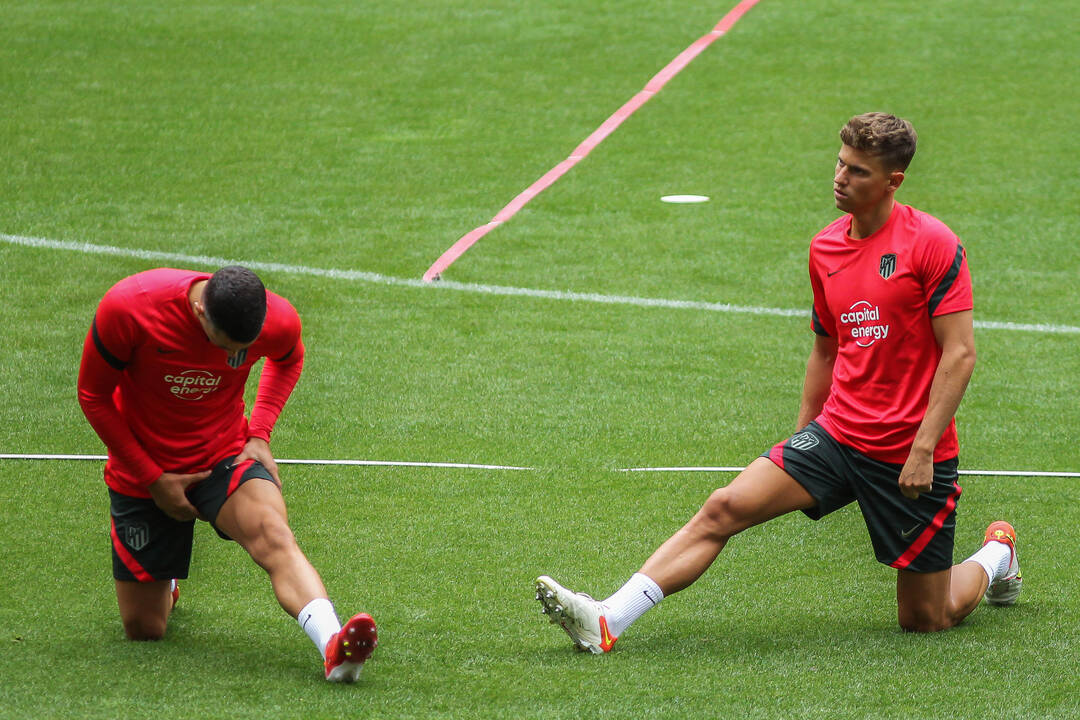 Mario Hermoso y Marcos Llorente estiran durante un entrenamiento del Atlético de Madrid.