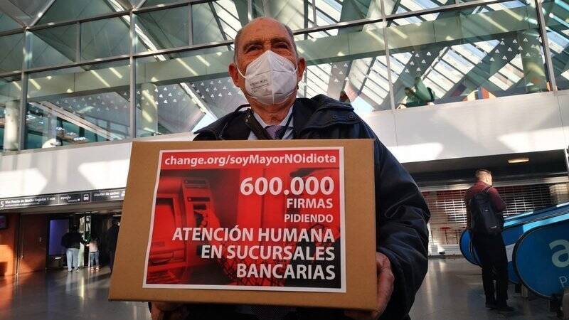 Carlos San Juan, el jubilado que recoge firmas para que los bancos le atiendan presencialmente con su campaña 'soy mayor, no idiota'