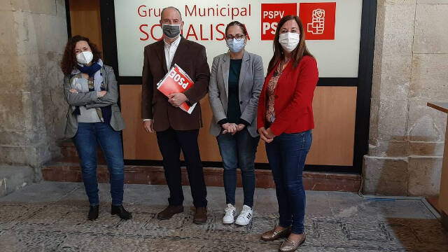 El secretario general del PSPV-PSOE en Alicante, iguel Millana, junto a las concejalas Llanos Cano, Trini Amorós y Lola Vílchez