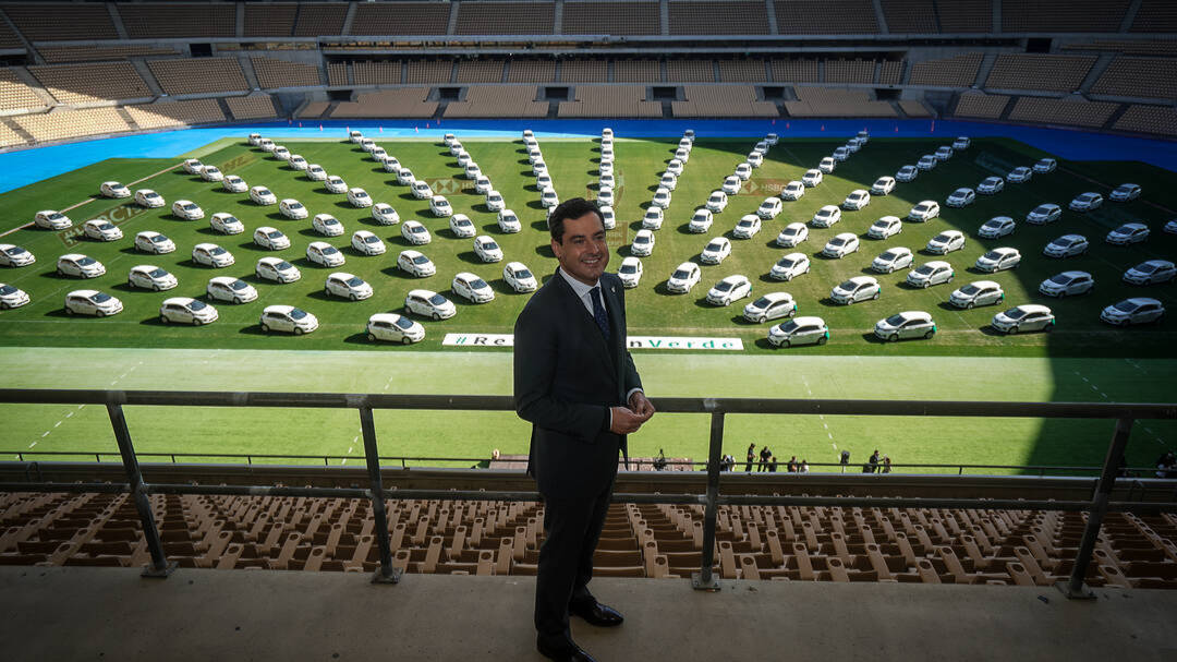 El presidente de la Junta de Andalucía, Juanma Moreno, presenta la nueva flota de vehículos eléctricos en el Estadio de la Cartuja.