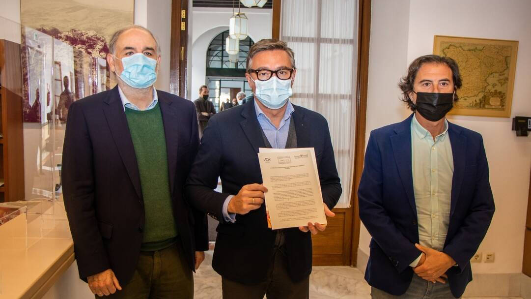 Los diputados de Vox en Andalucía muestran la enmienda presentada a la Ley de Economía circular del Gobierno de la Junta.