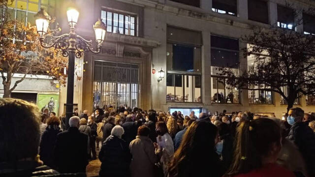 Gente esperando fuera en el Ateneo